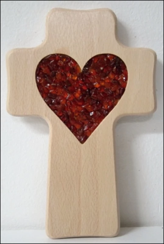 Kríž drev. širší s jantárovým srdcom