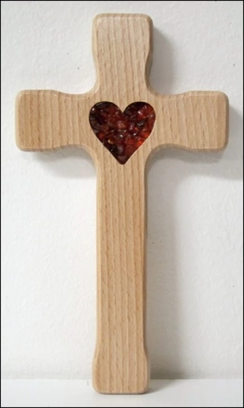 Kríž drev. tenší s jantárovým srdcom